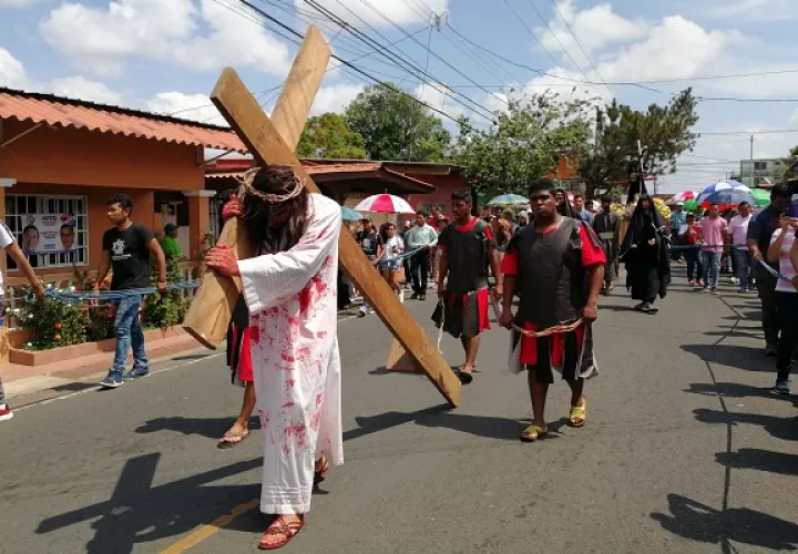 Esta dramatización abarca los 15 pasos del vía crucis y se prolonga por más de dos horas, incluye reflexiones adaptadas a la realidad actual que vive la juventud panameña. Foto. Eric Montenegro