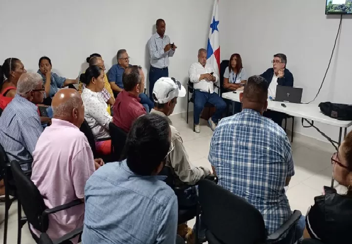 Los residentes de 19 comunidades se reunieron con las autoridades del Idaan. Foto. Eric Montenegro