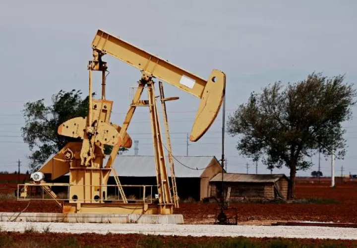 Los contratos de futuros del WTI para entrega en mayo ganaban 4.55 dólares con respecto al cierre de la jornada previa. Foto: EFE