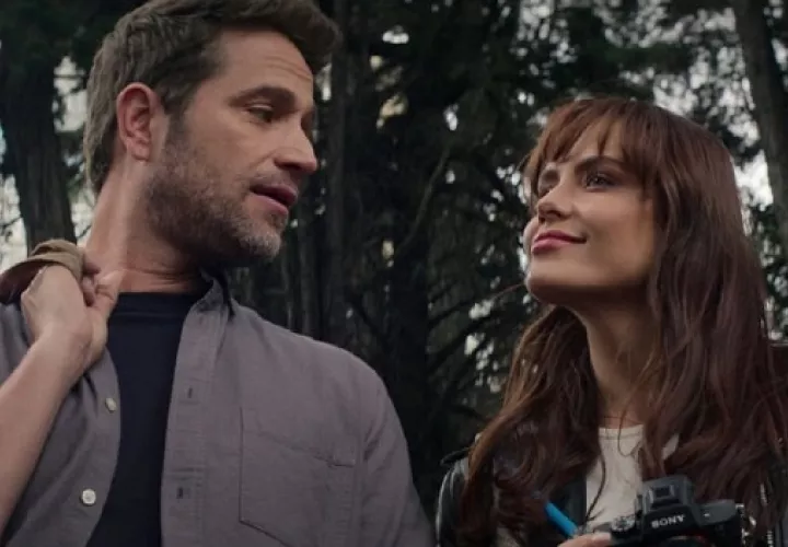 Simón Duque (Michel Brown) y Camila Duarte (Ana Lucía Domínguez). Foto: Netflix