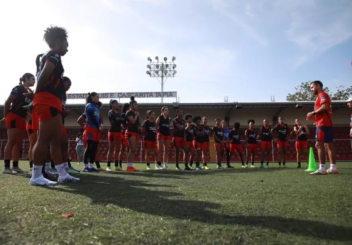 Ignacio 'Nacho' Quintana (der.) habla con las jugadoras durante el entrenamiento de Panamá con miras al amistoso ante República  Dominicana. Foto: Fepafut.