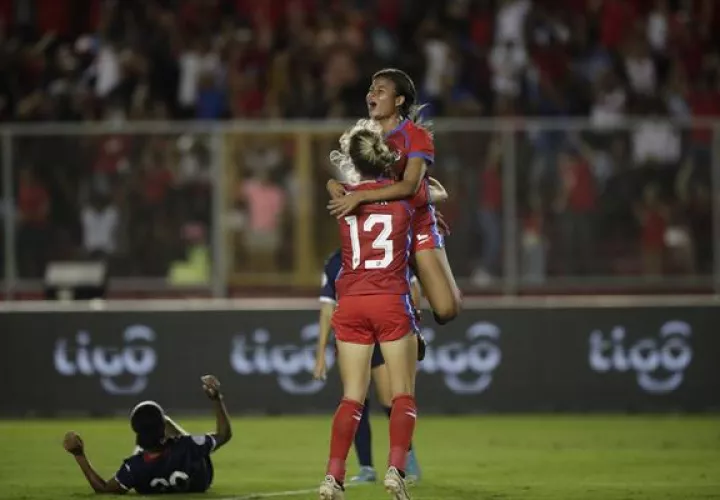 Hilary Jaén de Panamá celebra hoy con su compañera Riley Tanner tras anotar contra República Dominicana. Foto:EFE