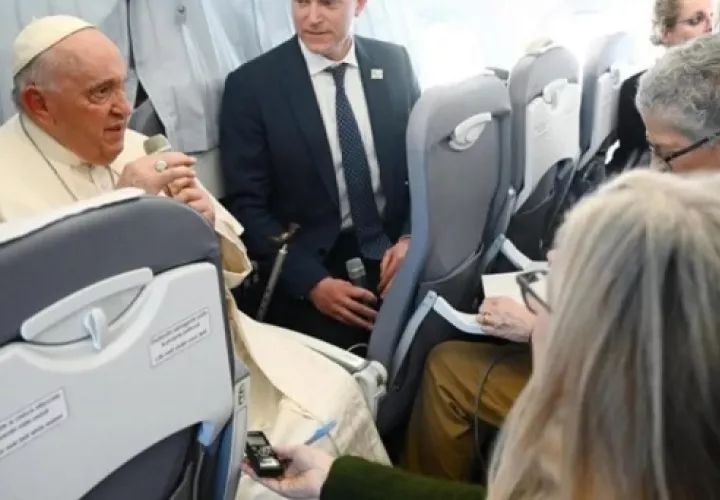 El papa en entrevista con periodistas a bordo del avión papal, tras su regreso al Vaticano de Hungría. Foto: EFE