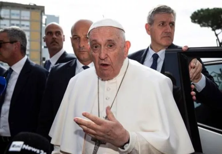 El papa Francisco sale del hospital tras tres noches ingresado con bronquitis. Foto: EFE