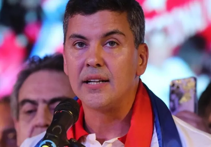 El presidente electo del Partido Colorado, Santiago Peña, habla desde su sede de campaña tras su victoria. Foto: EFE