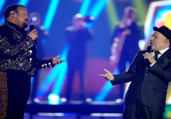 Rubén Blades y Pepe Aguilar interpretando 'Por mujeres como tú'. Foto: Instagram / @ ruben.blades