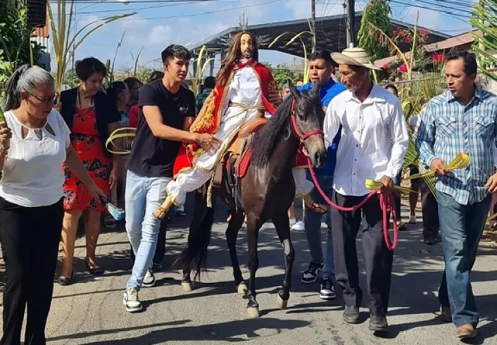El paseo del Papa Chú se ha realizado por más de 150 años, y hay relatos históricos que indican que la imagen que lo representa podría tener al menos 162 años de antigüedad. Foto. Thays Domínguez