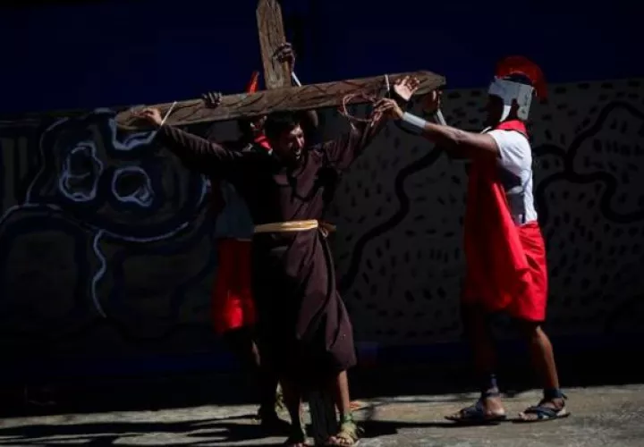  Abraham Escobar, de 27 años, que interpreta a Jesús de Nazareno, actúa en la Pasión de Cristo con otros reclusos. Foto: EFE