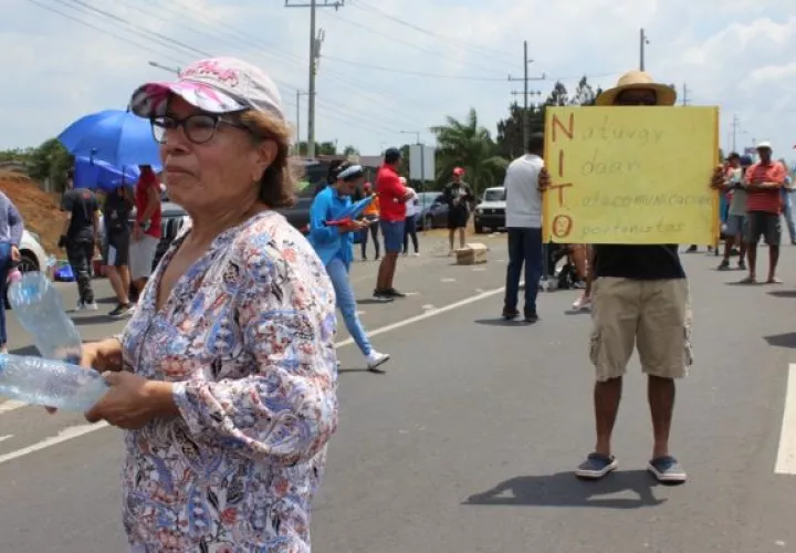 Protesta en la autopista Arraiján - La Chorrera en reclamo de agua potable. Foto: Eric Montenegro