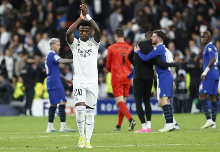 Vinicius del Real Madrid festeja el triunfo ante Chelsea en la Champions. Foto: EFE