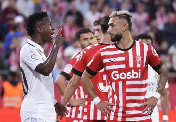 El delantero argentino del Girona, Taty Castellanos (der.)  y el brasileño del Real Madrid Vinícius Jr. Foto:EFE