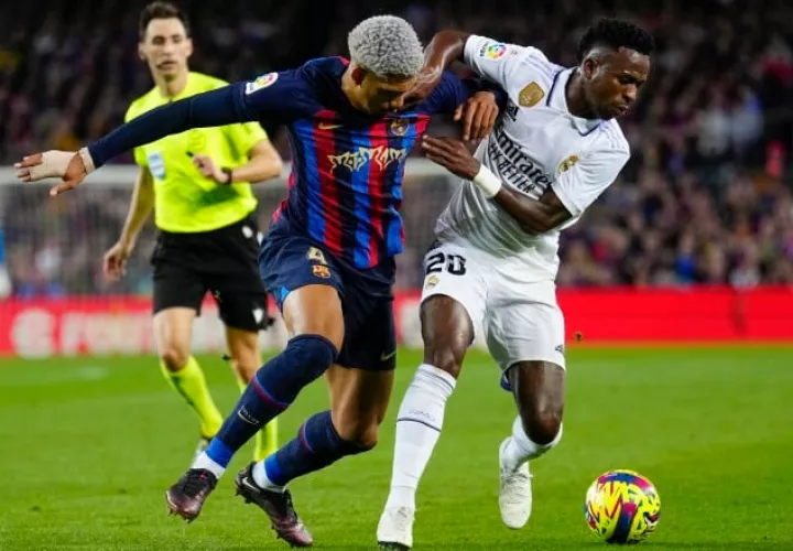 Ronald Araújo del Barcelona disputa un balón contra Vinicius del Real Madrid. Foto: EFE