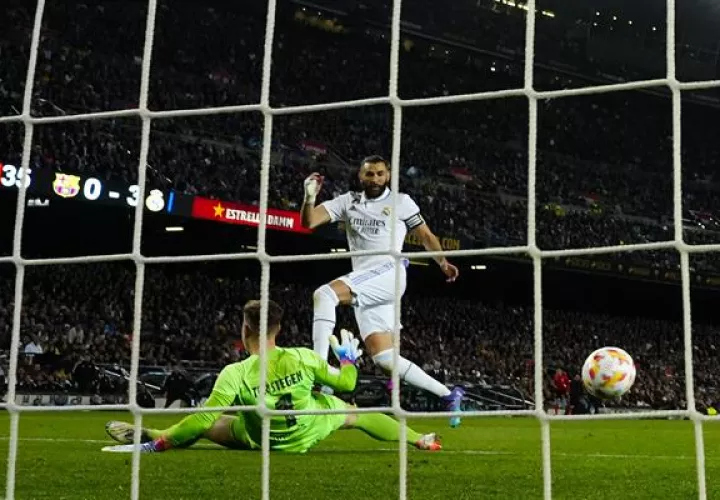 Karim Benzema anota el tercer gol del Real Madrid ante el portero Ter Stegen del Barcelona. Foto: EFE