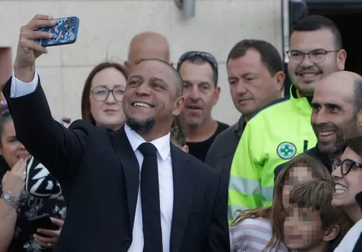 Roberto Carlos, exjugador del Real Madrid junto a varios aficionados. EFE