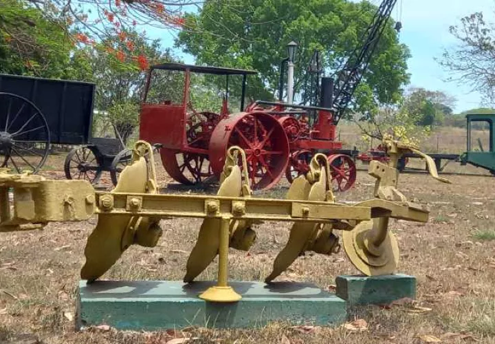 Antiguas herramientas utilizadas en los cañaverales. En El Roble la actividad inició en 1911.