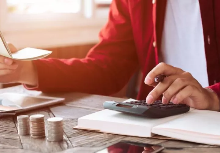 Es importante hacer una lista de sus compromisos financieros. 