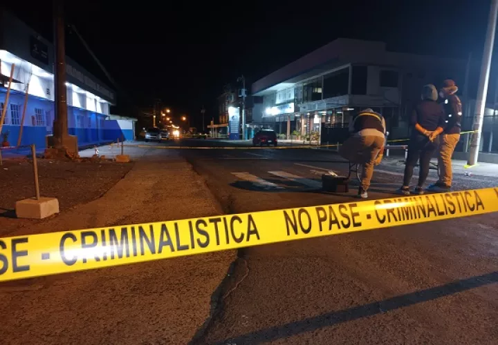 La Policía Nacional y el Ministerio Público se presentaron al sitio donde ocurrió la balacera para recabar los indicios e iniciar las investigaciones. Foto. Melquíades Vásquez
