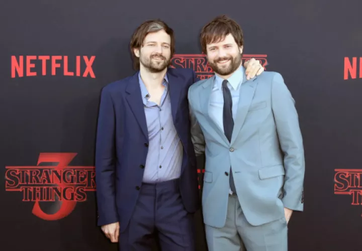 Los hermanos Matt (i) y Ross Duffer (d), creadores de la icónica saga 'Stranger Things'. Foto: EFE / Etienne Laurent