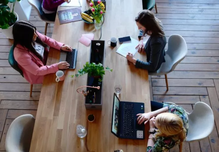 El trabajo remoto  se ha convertido actualmente en un aspecto común de la vida laboral. 