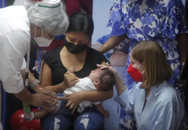 Este año se tiene previsto inmunizar a cerca 200,000 personas en Panamá. Foto: EFE