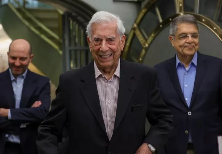 Mario Vargas Llosa (c) visita la Caja de las Letras del Instituto Cervantes con motivo de un ciclo dedicado a él y a su obra. Foto: EFE / Kiko Huesca