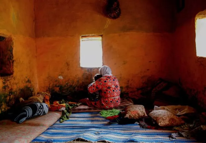 S. dio a luz hace un año a un niño, al que cuidan sus padres y su abuela en una región al este de Rabat. Foto: EFE