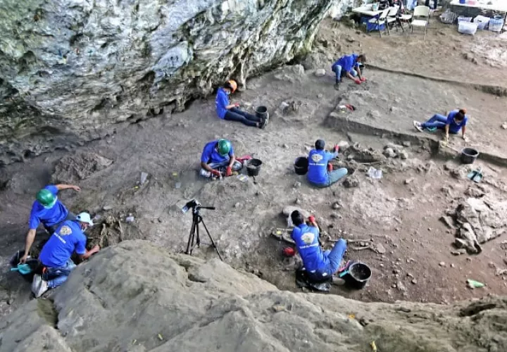 Un grupo de personas remueven la tierra durante una excavación, en Samaná. Foto: EFE