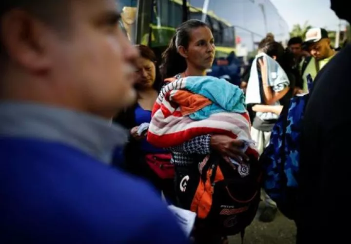 Migrantes venezolanos esperan su traslado en bus hacia Nicaragua en Paso Canoas, población fronteriza entre Panamá y Costa Rica. Foto: EFE