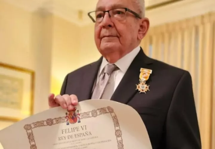 Alfredo Castillero con la distinción. Foto: Instagram / @florescastroe