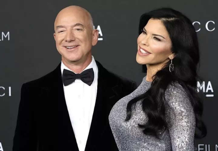 Jeff Bezos y su prometida. Foto: EFE