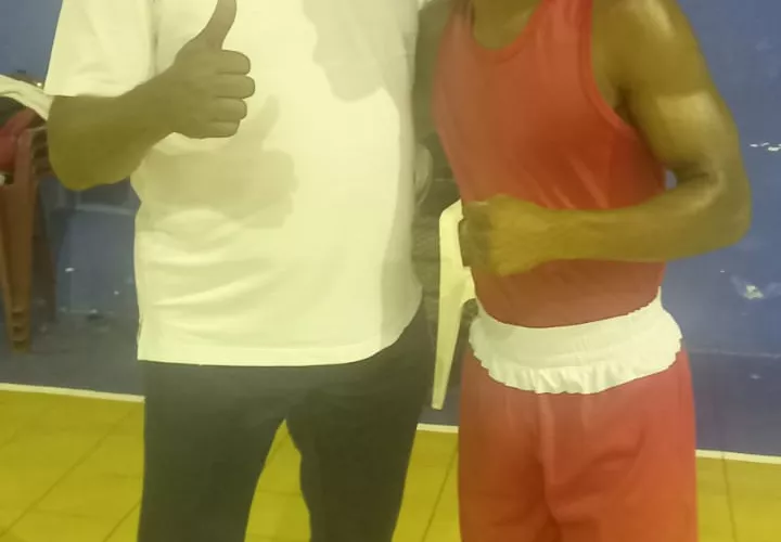 El entrenador Carlos Aparicio y el boxeador Irving Ibarguen.