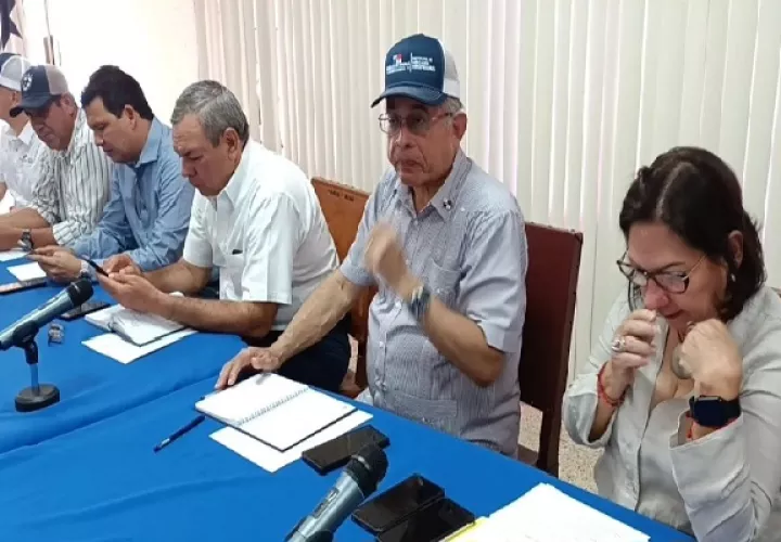La reunión fue entre los gobernadores y el ministro del Mida, Augusto Valderrama, para tratar el tema de la extensa sequía, las afectaciones y las acciones a seguir. Foto. Melquíades Vásquez
