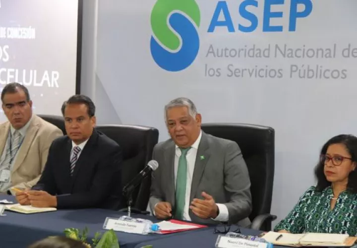La Comisión Evaluadora revisar la documentación. Foto: Cortesía Asep