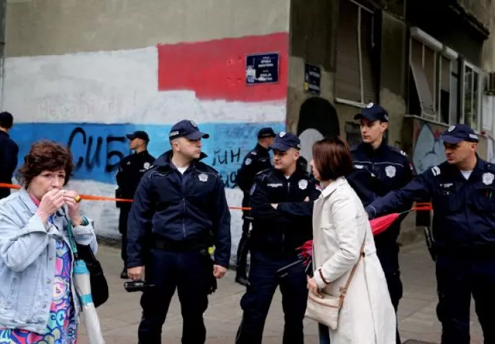 La policía bloquea una calle próxima a la escuela "Vladislav Ribnikar", de Belgrado. Foto: EFE