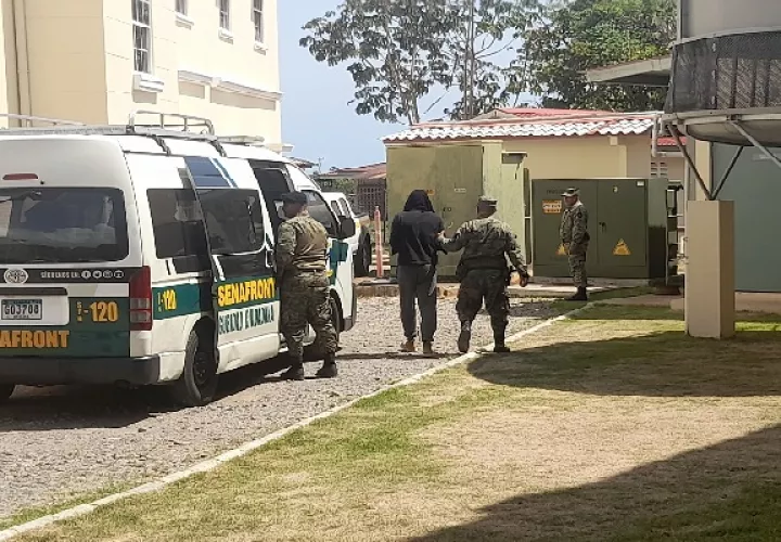 Los dos extranjeros fueron aprehendidos por unidades del Servicio Nacional de Fronteras (Senafront) el 9 de mayo en horas de la tarde, cuando se movilizaban en una lancha artesanal a 117 millas náuticas de Punta Burica en aguas panameñas. Foto. José Vásquez