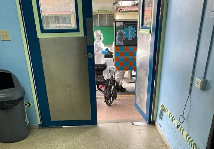 Eric Hurtado fue trasladado al cuarto de urgencias del Complejo hospitalario Dr. Manuel Amador Guerrero de la ciudad de Colón para recibir atención médica por la herida. Foto. Diomedes Sánchez