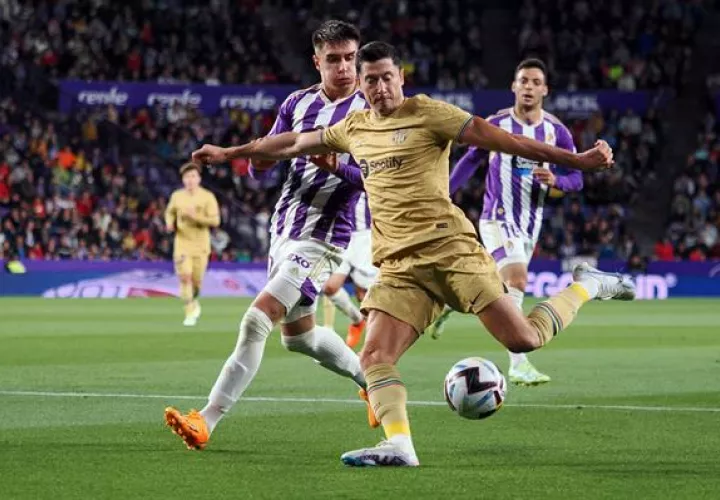  El delantero polaco del FC Barcelona, Robert Lewandowski (d), se dispone a golpear el balón ante el defensor del Valladolid. Foto: EFE