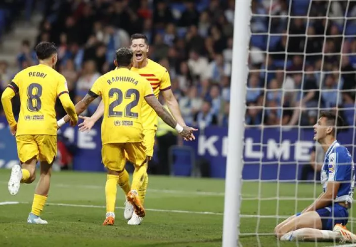 Lewandowski celebra un gol del Barcelona, ante la mirada del defensa del Espanyol César Montes (d). Foto: EFE