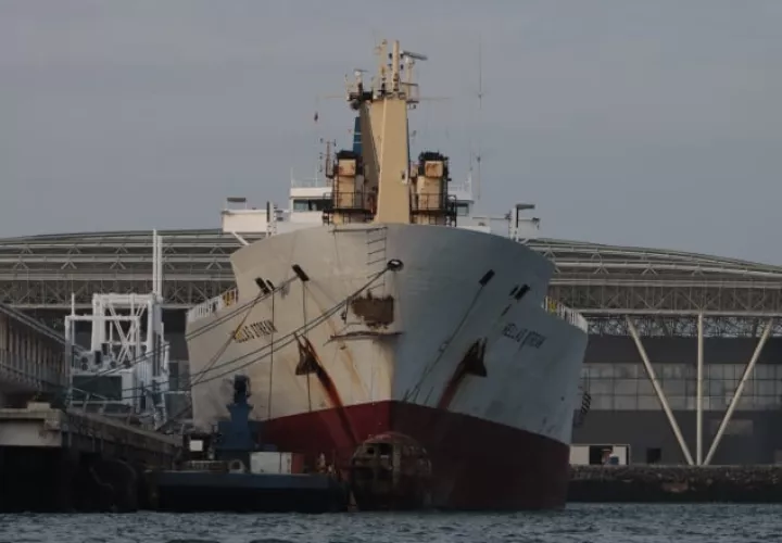 na de las empresas de astillero confirmó que no tienen ningún contrato con la AMP para esto, solo su licencia. Dijeron que es el dueño del barco en reparación que le paga al operador del puerto que es Colón 2000. Víctor Arosemena
