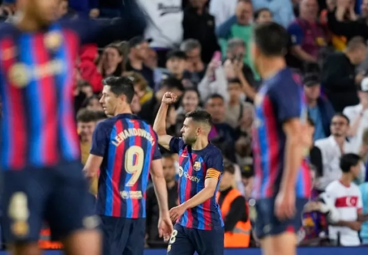 Jordi Alba (cent.)  festeja el gol del Barcelona. Foto: EFE