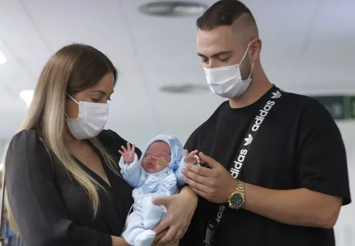 Los nuevos padres posan con el bebé durante la presentación del innovador procedimiento. Foto: EFE