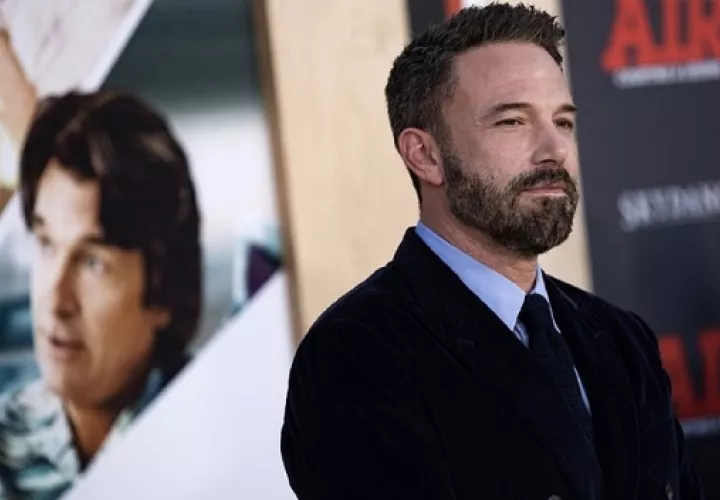 Ben Affleck lideró la primera película de su compañía con su amigo Matt Damon. Foto: EFE / EPA / ETIENNE LAURENT