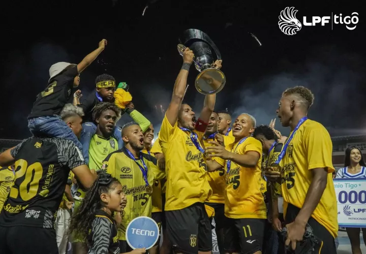 Celebración con la afición al mejor estilo en el Rommel.