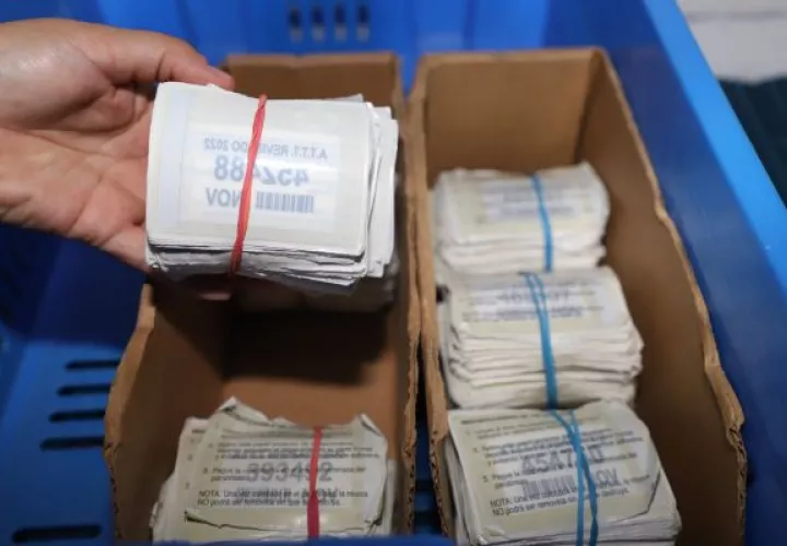Hay más de 100 mil calcomanías correspondientes al 2022. Foto: Cortesía Alcaldía de Panamá