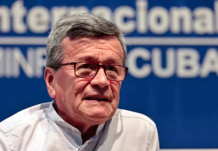 El negociador jefe del ELN, Israel Ramírez, alias 'Pablo Beltrán', habla durante una entrevista con EFE, el 1 de mayo, en La Habana (Cuba). Foto: EFE