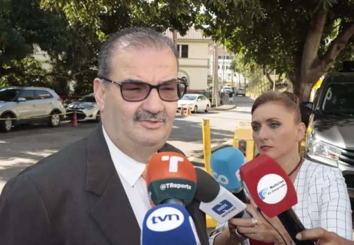 El abogado Carlos Carrillo a su llegada a la Corte Suprema previo al tercer día del juicio por New Business. Foto: Víctor Arosemena