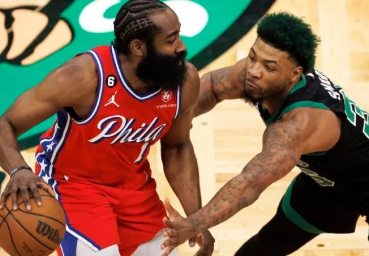 James Harden de los Boston Celtics es acechado por Marcus Smart de los Celtics. EFE