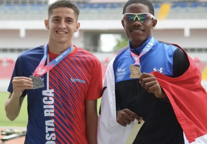 Chamar Chambers (derrecha) en el podium con su medalla de oro.