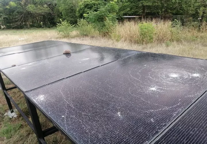 Los paneles solares son parte de un proyecto que implicó la perforación de un pozo subterráneo, con lo cual se resolvería la falta de agua en el poblado de Espavé. Foto. Eric Montenegro