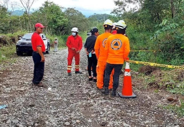 Las autoridades tratan de identificar al hombre de 58 años que quedó sepultado en un alud de tierra. Foto. José Vásquez